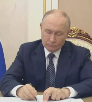 Путін малював «каракулі», слухаючи доповідь про бензиновий колапс (відео)