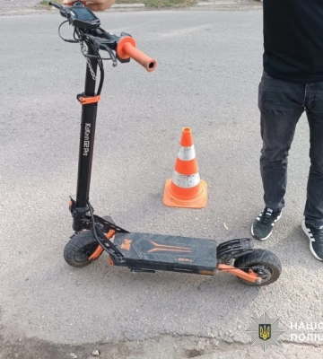 Автомобіль збив двох підлітків на самокаті у Знам’янці: потерпілих госпіталізували (ФОТО)