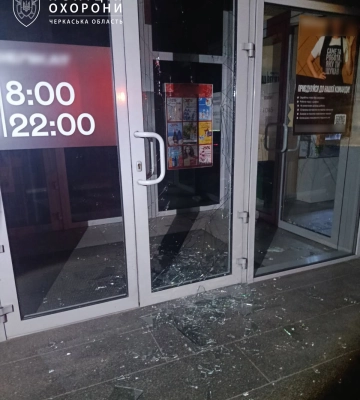 Повернувся за кілька днів, щоб завершити задумане: у Черкасах знову затримали чоловіка, який вибив двері магазину