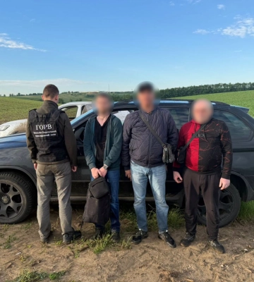 Одесит намагався переправити велику групу людей через кордон на позашляховику