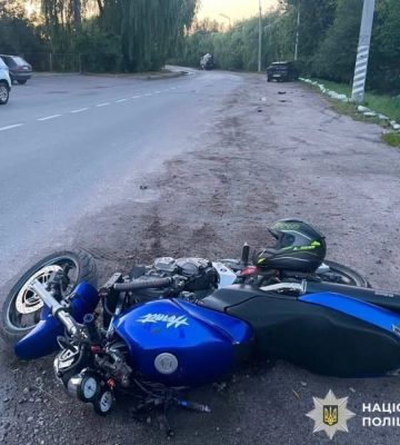 На Вінниччині мотоцикл врізався в автомобіль: у ДТП постраждали чоловік та жінка
