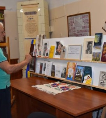 Його книги читали мільйони: в Ужгороді відкрили меморіальну дошку легендарному письменнику Феліксу Кривіну