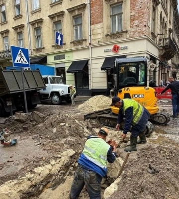 Аварія на вул. Дорошенка у Львові: десятки будинків залишилися без води
