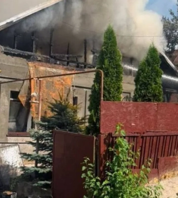 Взрывы в Запорожье: горит дом и автомобили, есть погибший и раненые
