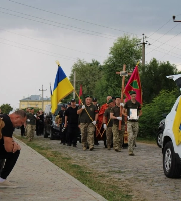 У Чопі в останню дорогу провели полеглого прикордонника Тараса Солтиса