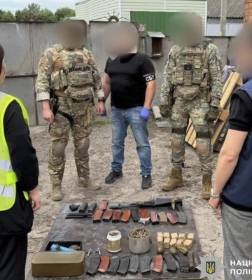 У жителя Харківщини знайшли автомат АКС, 20 магазинів і гранати: готують підозру