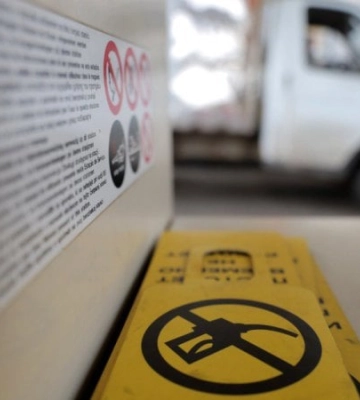 Після ударів по НПЗ виробництво бензину в Росії покриває лише 65% літнього попиту, – Reuters