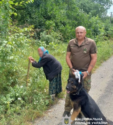 На Черкащині поліцейський-кінолог та службовий пес Курт швидко знайшли зниклу стареньку жінку
