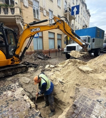 На вулиці Дорошенка у Львові ліквідували витік води: прилеглу вулицю відкрили для проїзду