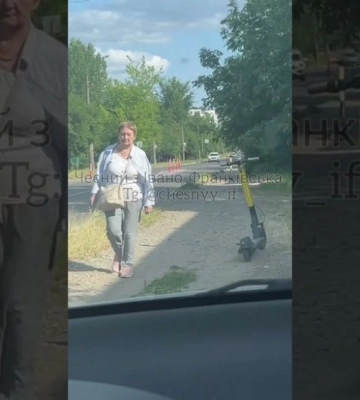 В Івано-Франківську помітили самокат-диван: курйозне відео розлетілося мережею