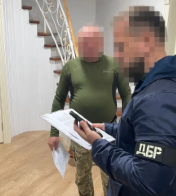 Военные укладывали брусчатку и устанавливали памятники родственникам заместителя командира вместо службы