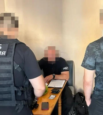 В Харькове двое полицейских и гражданский продавали бронирование на критическом предприятии за $4500