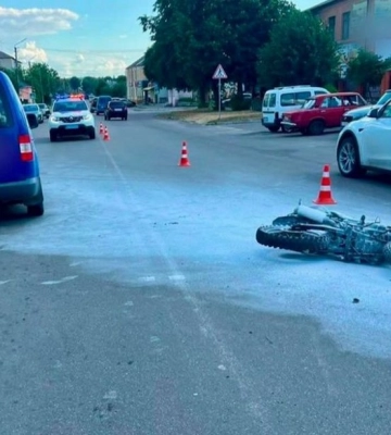 На Київщині автівка збила юного байкера