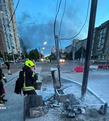 Щонайменше 10 людей постраждали внаслідок нічного ракетного удару по Києву, - ДСНС. ФОТО