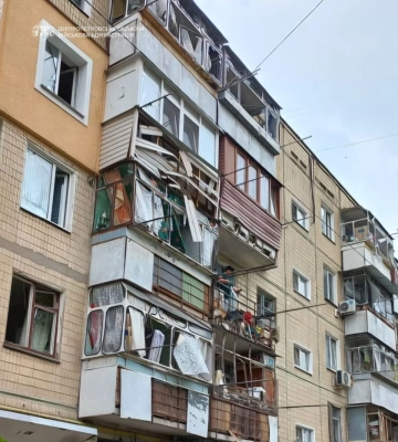 Ворог ударив дронами по Дніпропетровщині: пошкоджено багатоповерхівку, горіло поле пшениці. ФОТО