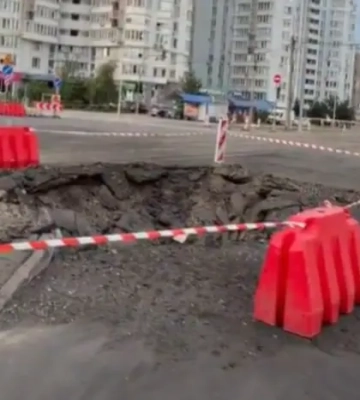 Российская ракета попала в проезжую часть в Дарницком районе Киева, образовалась огромная воронка — видео
