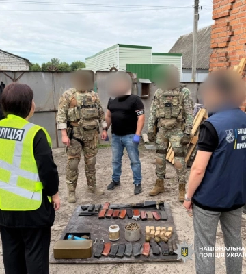 На Харківщині поліцейські затримали чоловіка за зберігання автоматичної зброї та боєприпасів