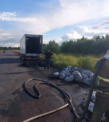 На Рівненщині рятувальники не допустили знищення вогнем вантажівки (ФОТО)