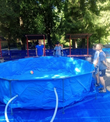 Мати загиблого військового передала два басейни спецшколі на Кіровоградщині