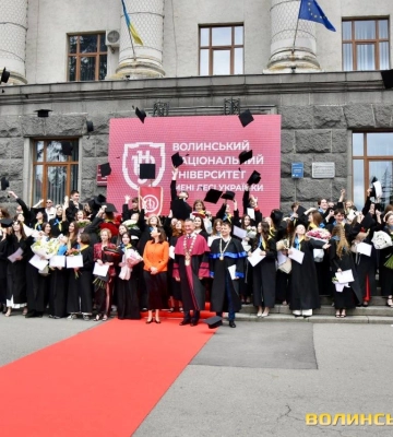 Понад 1800 випускників Лесиного вишу отримали дипломи бакалавра. Фото