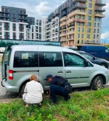 Пробите колесо посеред Ужгорода: патрульні Закарпаття показали, як працює новий стандарт допомоги водіям на дорогах
