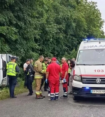 На Хмельниччині перекинувся пасажирський автобус: є потерпілі