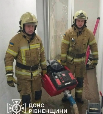 У Рівному ліквідовують наслідки негоди: підтоплено приміщення житлового будинку (ФОТО)
