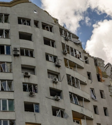 У Києві завершили аварійно-рятувальні роботи на місці влучання у 16-поверховий житловий будинок
