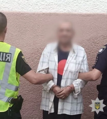 На Закарпатті поліція затримала чоловіка, який кілька разів вдарив знайомого сокирою