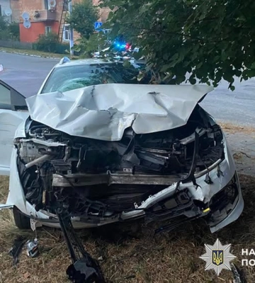 На Хмельниччині внаслідок зіткнення двох автомобілів Renault постраждала водійка одного з них