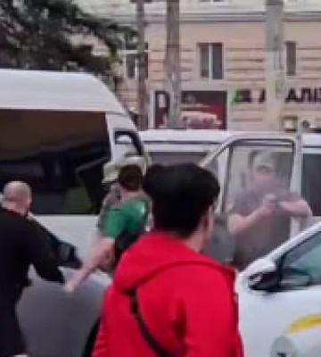 В Днепре люди закидали кирпичами и стульями сотрудников ТЦК. ВИДЕО