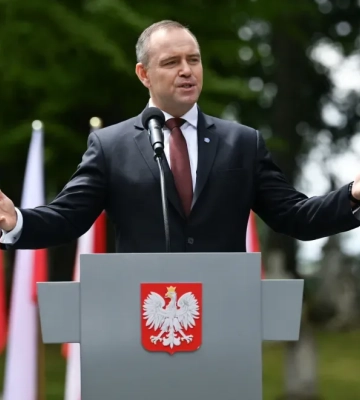 Президент Польщі Навроцький прагне законом заборонити червоно-чорний прапор УПА