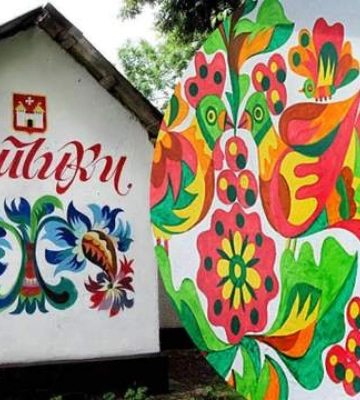 Словно сказка ожила: в Украине есть село, где расписывают почти каждый дом