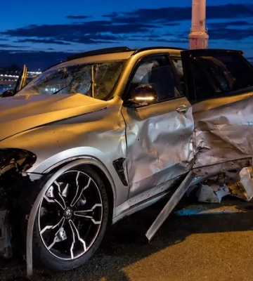 У Києві на мосту Патона BMW зіткнувся з тролейбусом, є постраждалі