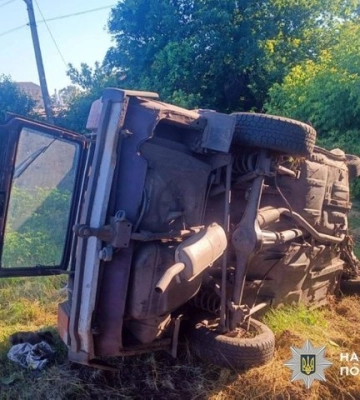 Біля Луцька ВАЗ перекинувся в кювет: водій запевняв, що це не він їхав п’яним, а хлопці взяли авто покататися