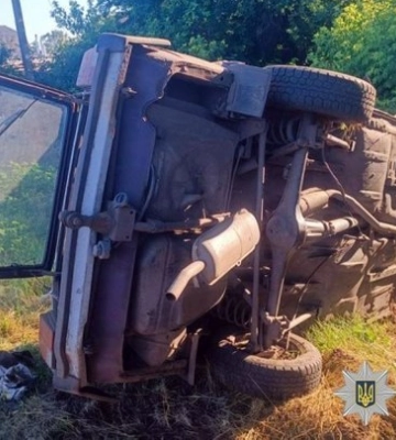Біля Луцька ВАЗ перекинувся в кювет: водій заявив, що п’яним їхали «хлопці, які взяли авто покататися»