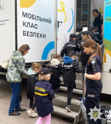Знання рятують: мобільний клас безпеки завітав до маленьких жителів Дубенщини