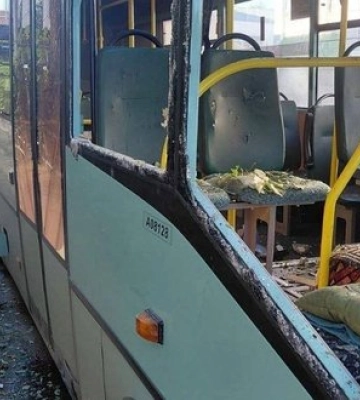 Окупанти вдарили безпілотником по маршрутці в Херсоні: попередньо, двоє постраждалих. ФОТОрепортаж