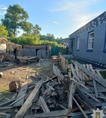 Росіяни вбили чоловіка на Чернігівщині, три особи постраждали, зокрема 12-річна дівчинка. ФОТОрепортаж