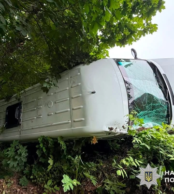 ДТП на Хмельниччині: внаслідок перекидання бусика постраждали чоловік, три жінки та дитина. ФОТО