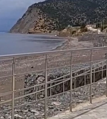 Россиянка жалуется и показывает пустые пляжи в оккупированном Крыму: "Людей здесь нет совсем. Так непривычно вообще"