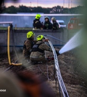 Росіяни вночі атакували підприємство на Полтавщині: виникла пожежа. ФОТОрепортаж