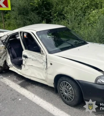На Львівщині легковик зіткнувся з рейсовим автобусом – є загиблий і травмовані