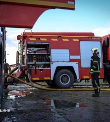 Понад 50 рятувальників ліквідовували пожежу після атаки на Полтавщині ФОТО