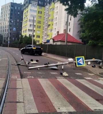 На якій швидкості автівка у Львові завалила світлофор
