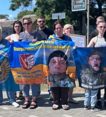 В центрі міста більше сотні людей вийшли на акцію на підтримку військовополонених і зниклих безвісти