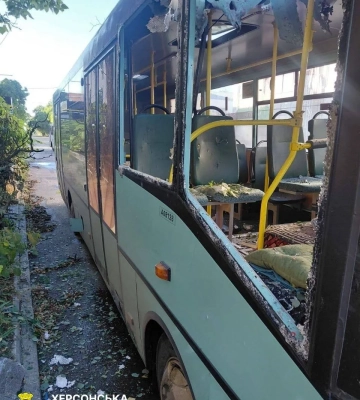 Росіяни атакували дронами маршрутку і зупинку громадського транспорту в Херсоні