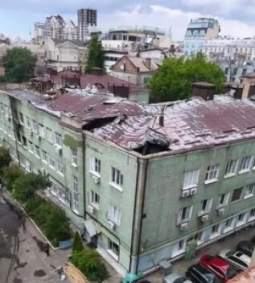 Дах Інституту біохімії законсервували після ракетної атаки: обладнання врятовано від дощів