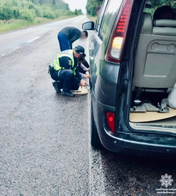 Сарненські патрульні допомогли водієві, який пошкодив колесо