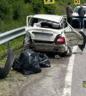 На трасі Київ – Чоп легковик протаранив автобус із 45 пасажирами: є загиблий та поранені